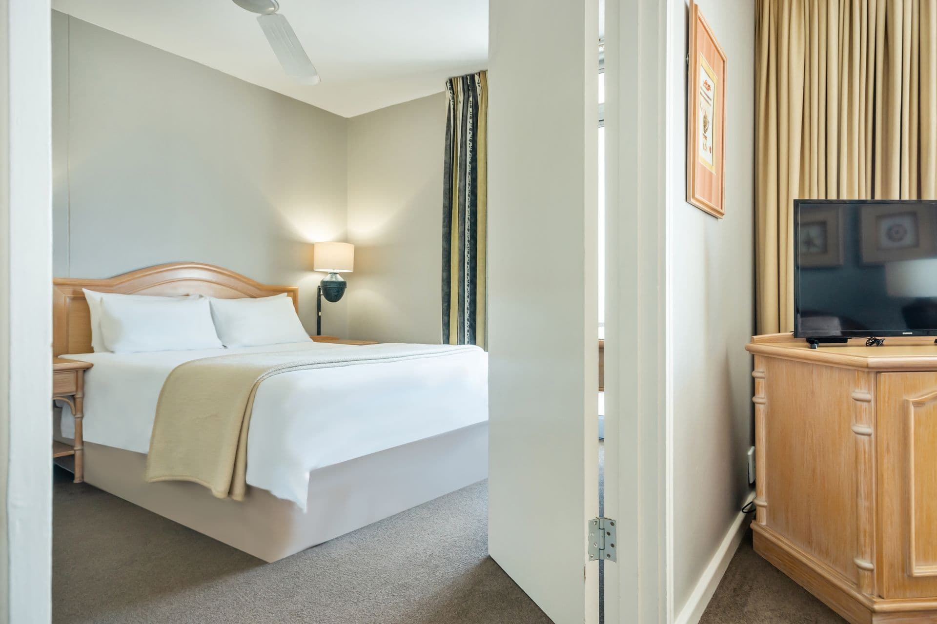 Lagoon View Apartment – The Bedroom